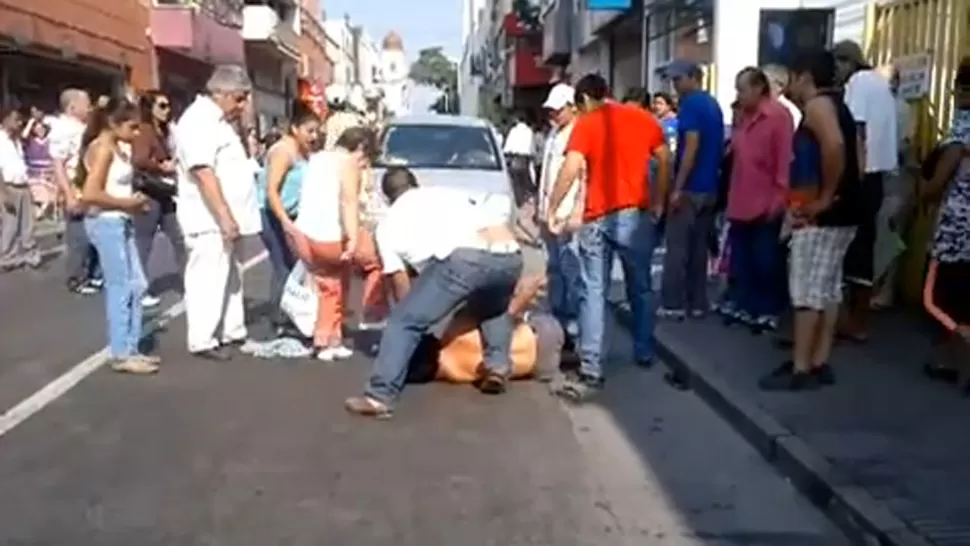 INMOVILIZADO. El ladrón fue detenido sobre la calle 24 de Septiembre. CAPTURA DE VIDEO
