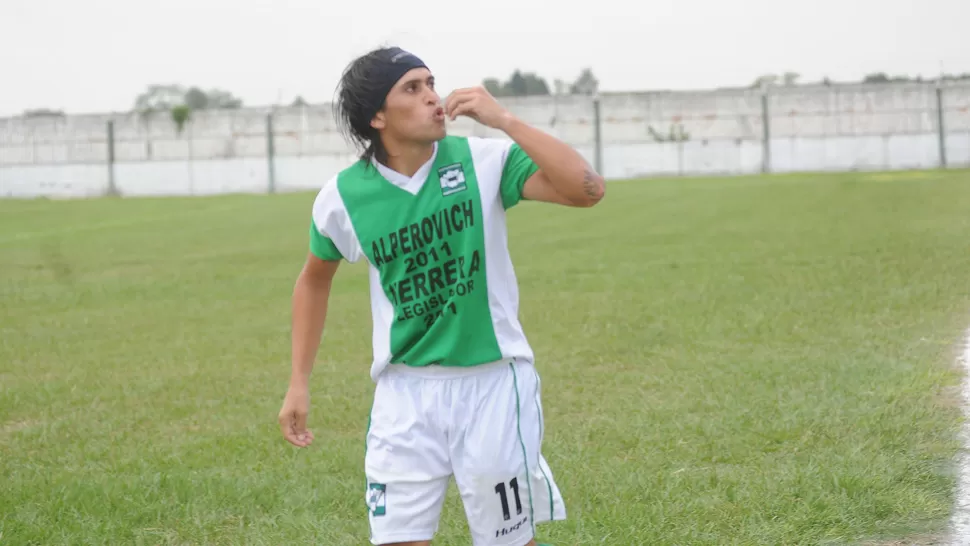 GOL Y FESTEJO. Diego Leguizamón festeja uno de los dos tantos que realizó. LA GACETA/ FOTO DE OSVALDO RIPOLL