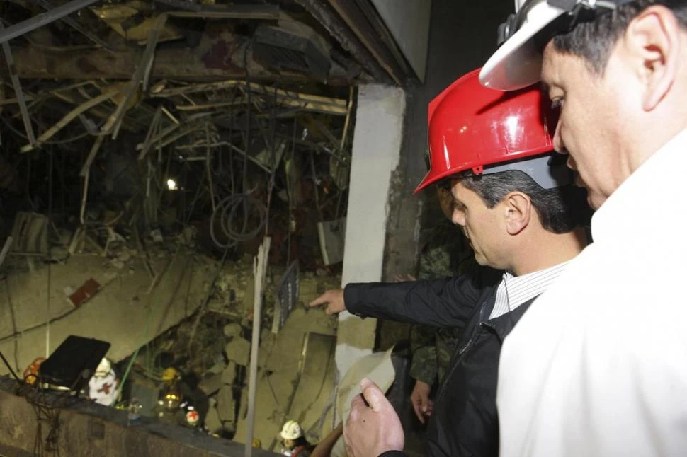 EN EL LUGAR. El presidente Peña Nieto visitó el dañado edificio Pemex. REUTERS