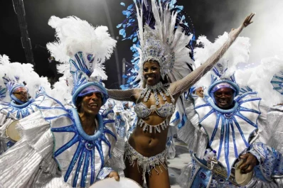El Rey Momo ya baila en las calles cariocas