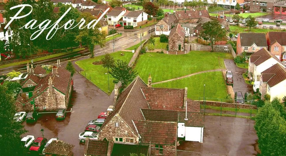 EL ESCENARIO REAL DE UNA FICCIÓN. Postal del poblado de Pagford, donde Rowling ambienta la novela con la cual posa en la foto de abajo. 