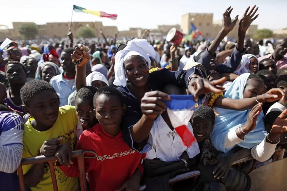 ALEGRÍA Y RECONOCIMIENTO. Habitantes de Tombuctú recibieron a Hollande con banderas francesas y leyendas de agradecimiento por su intervención. REUTERS