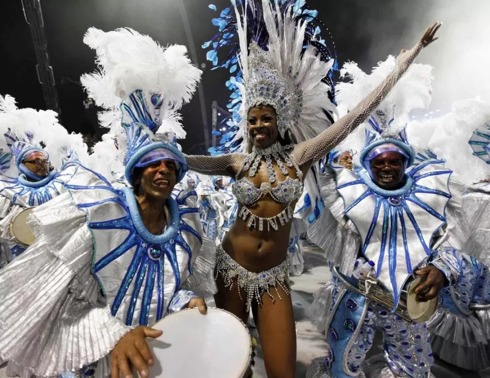 SE VIENE. Millones de personas disfrutarán de las scolas do samba. REUTERS