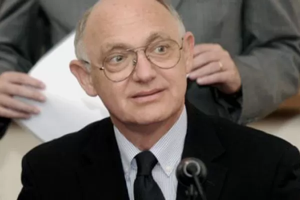 Timerman llega a Londres y espera una reunión con su par británico