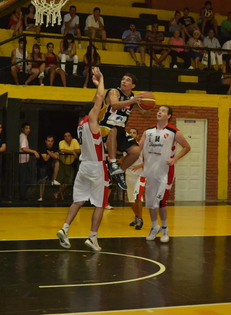 ACROBACIA. Vildoza se esfuerza para conseguir la bandeja. 