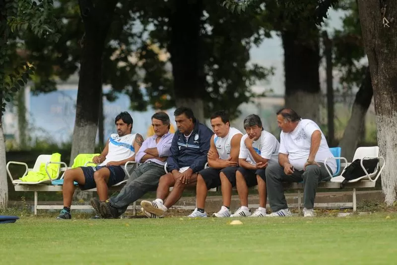 CARAS LARGAS. En el entrenamiento de hoy, Méndez (primero desde la izquierda) no trabajó a la par de sus compañeros y se sentó junto a Ricardo Rodríguez, el doctor Agustín Muñoz y Roberto Usandivaras (utilero). LA GACETA / FOTO DE INÉS QUINTEROS ORIO