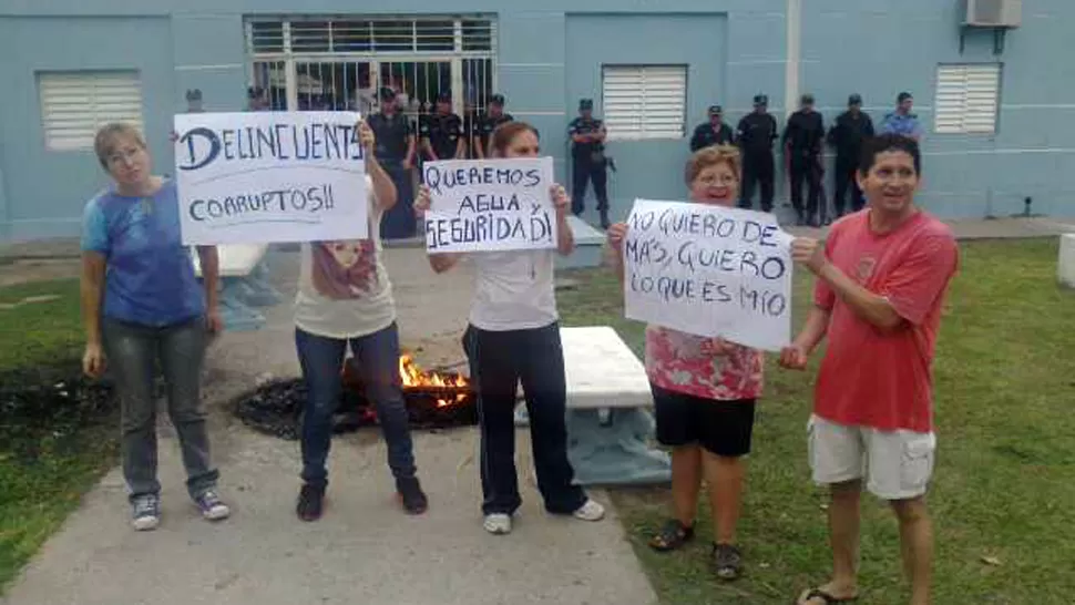 OFUSCADOS. Algunos vecinos se presentaron con carteles contra las autoridades. FOTO GENTILEZA FRANCO VEGA