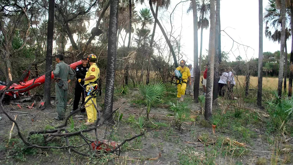 TRAGICO ESCENARIO. El helicóptero de Oviedo cayó en una zona rural de Puerto Antequera. REUTERS