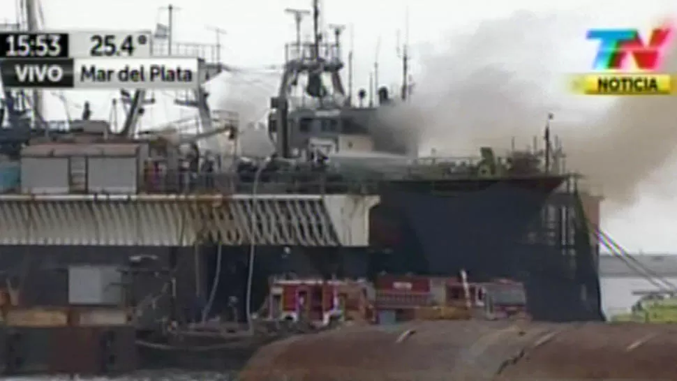 FUERTE RUIDO. La explosión habría sido en la bodega de combustible. IMAGEN TOMADA DE TN.COM