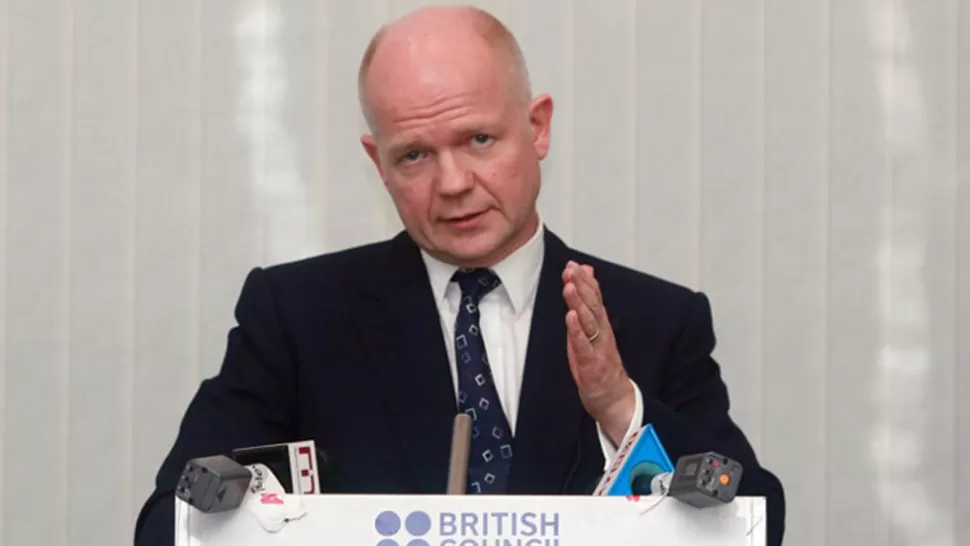 CON KELPERS O NADA. Hague sigue firme en su postura. REUTERS.