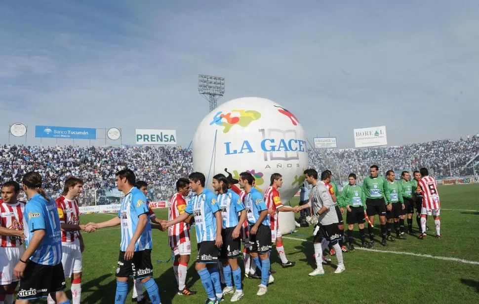 ¿CON OTRO PAISAJE? Los jugadores de San Martín y Atlético se saludan previo al último clásico que se jugó en agosto; ahora, al parecer, jugarían en Catamarca. 