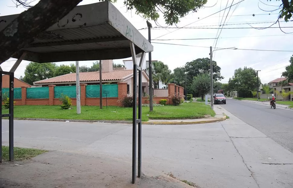 PARADA PELIGROSA. Silvana Robles esperaba el colectivo en esta esquina cuando fue abordada por los dos hombres que le dispararon para robarle. LA GACETA / FOTO DE HECTOR PERALTA