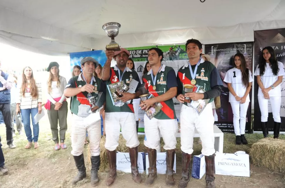 CAMPEONES DE ORO. Santa Constancia-Manos y Más (con Nores, S. Miñano, Lemme y Murga) se adjudicó la Copa dorada. 