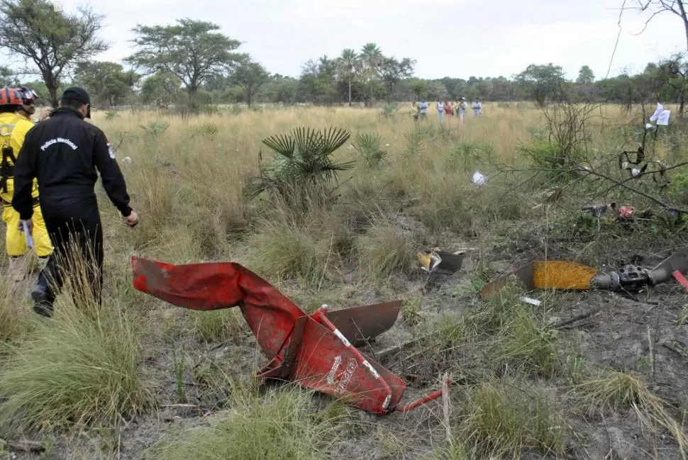 RESTOS CARBONIZADOS. Partes del helicóptero en que se desplazaba Oviedo, junto a tres allegados, se observan destrozadas y esparcidas. REUTERS