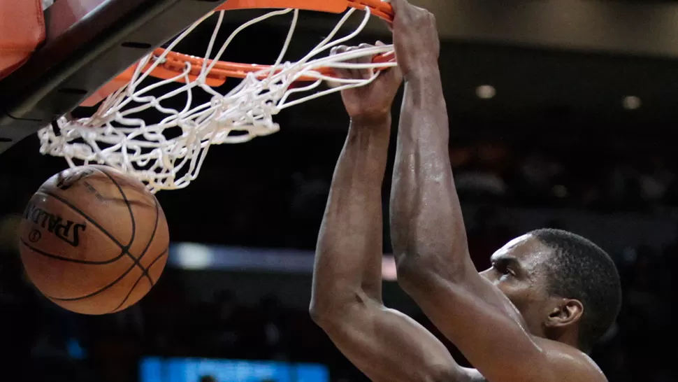 DURO. Chris Bosh convirtió 23 puntos y esta volcada espectacular para la victoria de los Heat. REUTERS