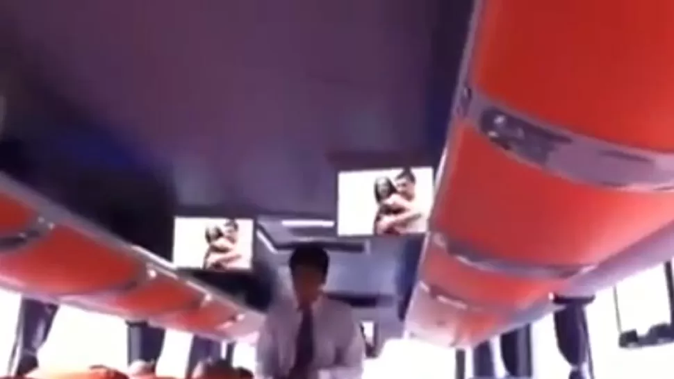 GRAN CONFUSION. El azafato reprodujo una película triple X por accidente. CAPTURA DE VIDEO