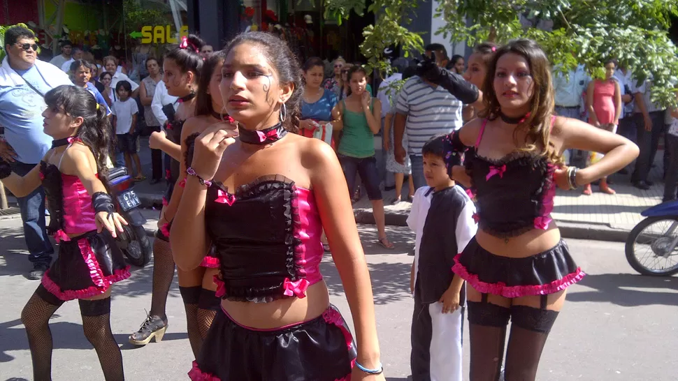 TRAJES DE CARNAVAL. Las jóvencitas encabezaron la comparsa. LA GACETA / FOTO DE TOBIAS FERNANDEZ