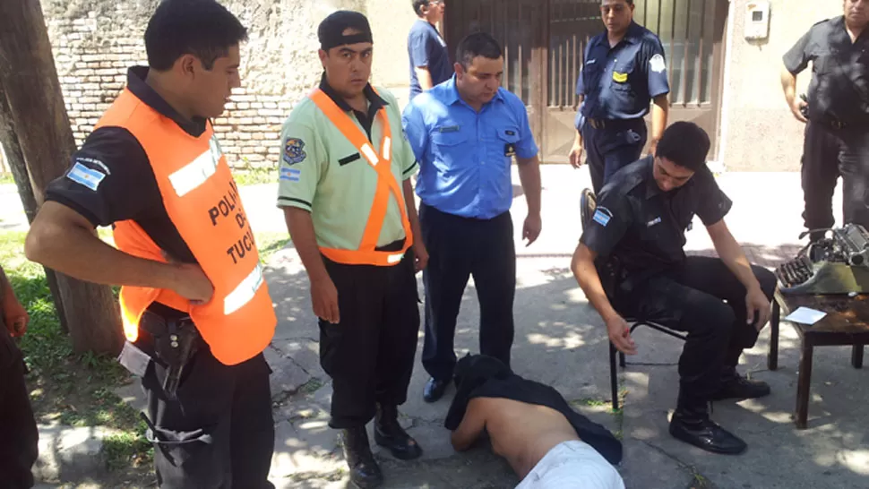 MALA JUGADA. El ladrón no pudo con la policía. LA GACETA / JUAN PABLO DURAN