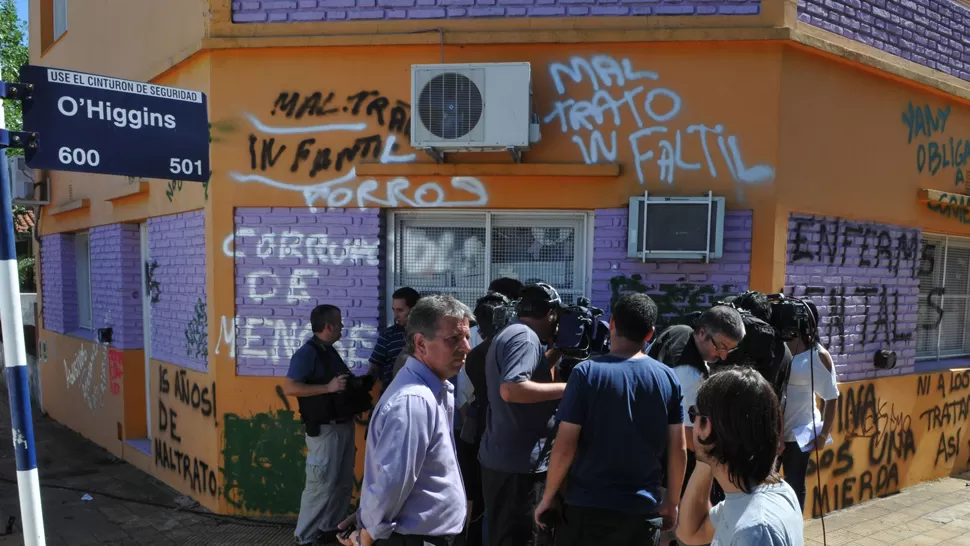 REPUDIOS. El jardín fue escrachado por los padres y vecinos. TELAM.