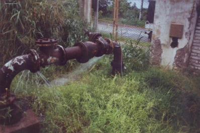 La rotura en el antiguo caño deriva en la pérdida de agua