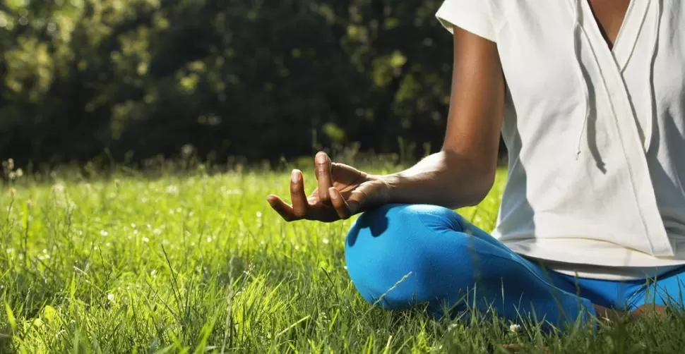 SILENCIAR LA MENTE. Para concentrarse con el segundo cerebro es necesario relajarse y tratar de prestar atención al aquí y ahora. 