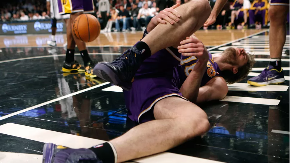 DOLORIDO. Gasol se retiró en el último cuatro, con muestras de malestar en su rostro. REUTERS