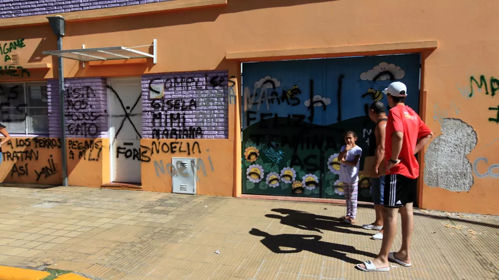 INDIGNACION. Los padres de los chicos pintaron el frente de la casa donde funcionaba el jardín maternal. FOTO TOMADA DE LANACION.COM.AR