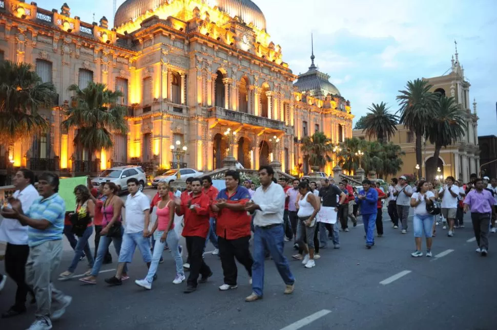 FUERZA RUBÉN. Con carteles y aplausos, los carteros se hicieron ver y oír. 