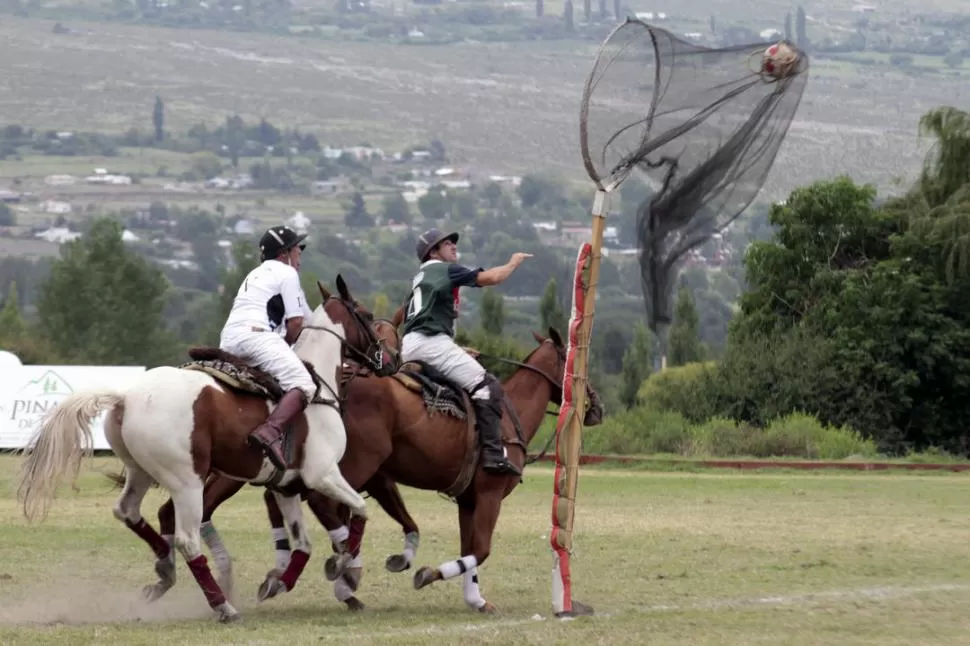  GOL DEL CAMPEÓN. Francisco Nores encesta el pato en uno de los partidos de la semifinal. Su equipo Santa Constancia-Manos y Más fue el campeón del torneo.FOTOS DE DIEGO ARAOZ / LA GACETA 