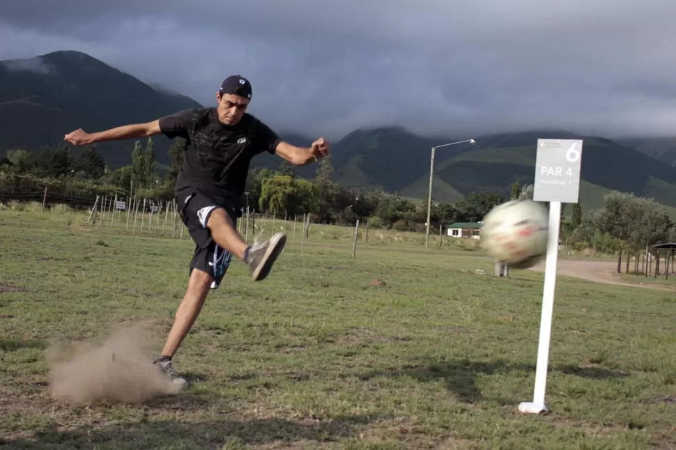  POTENTE PUNTAPIE. Francisco Ayudarte dio la patada inicial del hoyo 6. Jugó con sus amigos Allan Hagelstrom, Pancho Fazio y Mariano Malmierca. FOTO DE DIEGO ARAOZ / ESPECIAL PARA LA GACETA