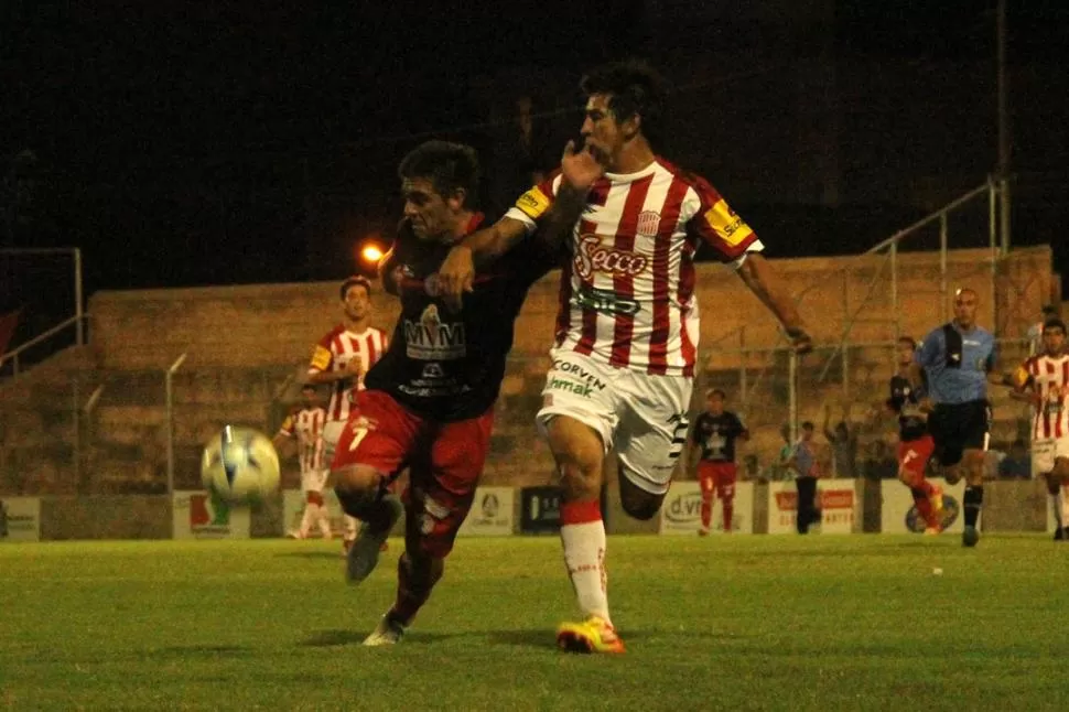 VERDUGO. Luis Vega intenta detener a Walter Cuevas, el delantero que marcó el primer gol del conjunto cordobés. 