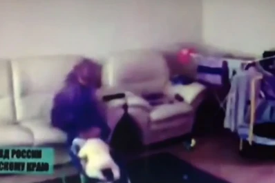 Filman a una niñera que maltrata duramente a un bebé