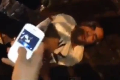 Dejan inconsciente a un futbolista a la salida de un bar