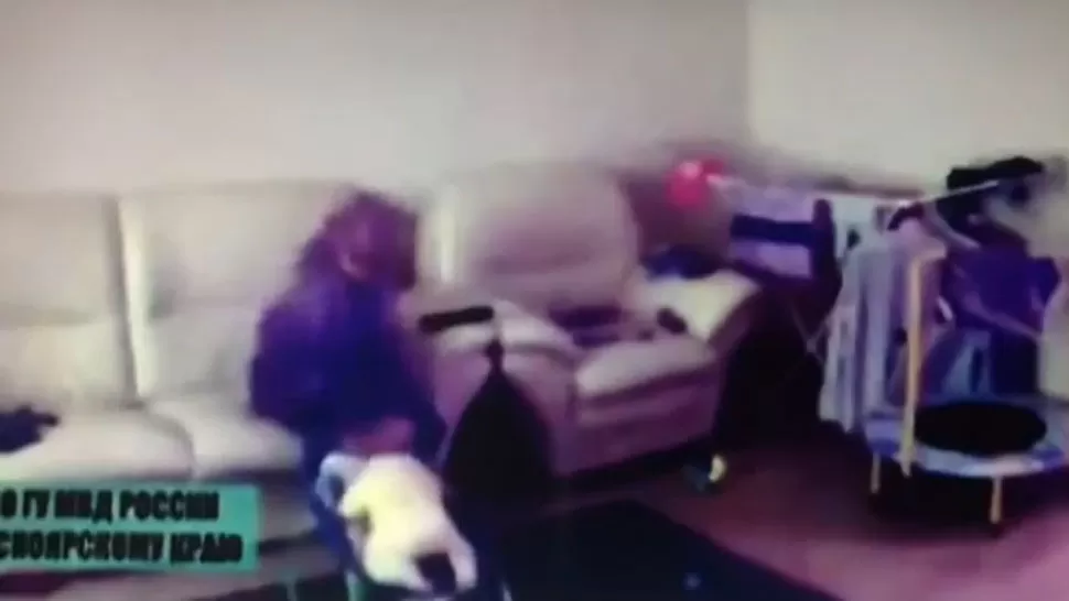 ABUSO. La niñera golpea al bebé en reiteradas oportunidades. CAPTURA DE VIDEO.