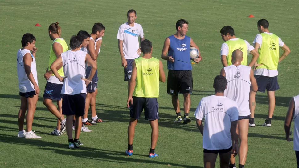 ENTRENAMIENTO. El técnico decidió los cambios esta tarde. LA GACETA/ ENRIQUE GALINDEZ.