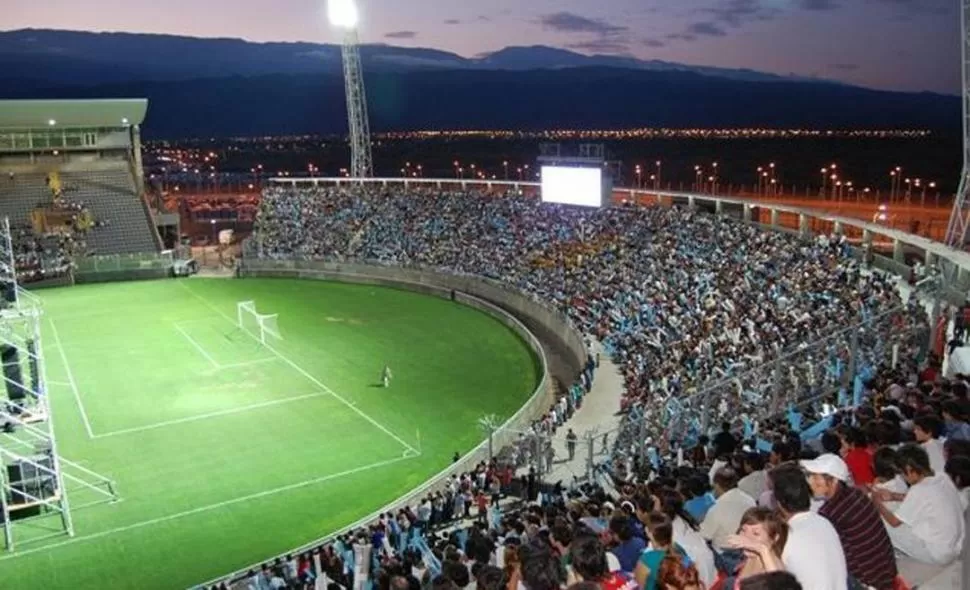 EL BORRADOR YA ESTÁ PREPARADO. Los catamarqueños, que llegarán a la provincia para ultimar detalles del operativo de seguridad, anunciaron que las hinchadas ingresarán al estadio por diferentes accesos. En el interior, cada parcialidad ocupará plateas y populares diferentes. 