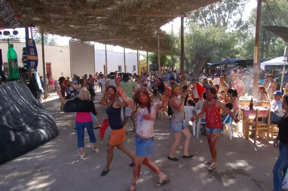 PINTURA Y HARINA. Pocas cosas se necesitan para pasarla bien en los festejos de la Pachamama, porque el valle predispone para la buena onda.  LA GACETA / FOTO DE OSVALDO RIPOLL