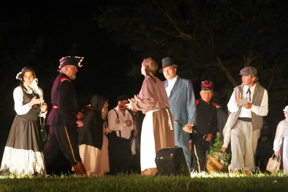 MAS DE 300 PERSONAS EN ESCENA. Sobre un escenario natural, los integrantes del Grupo Lourdes, vecinos y fieles en general dan vida a los personajes. CREDITO