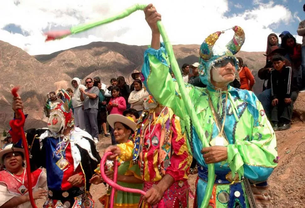 ESPÍRITU. La celebración está llena de rituales vinculados con creencias profundas de los pueblos originarios.  TELAM (ARHCIVO)