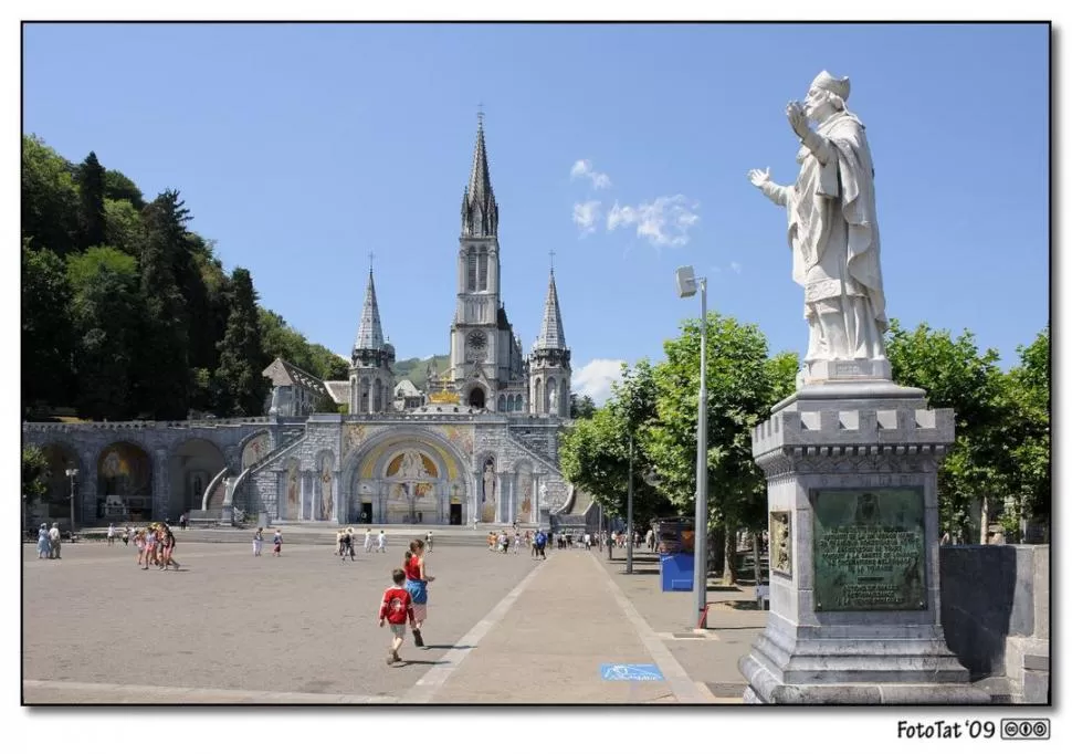 FACHADA DEL SANTUARIO DE LOURDES, EN FRANCIA. El lugar es visitado por millones de peregrinos que van en busca de un remedio para sus dolencias físicas, psíquicas y espirituales. 