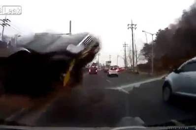 Un auto les cayó encima en la ruta