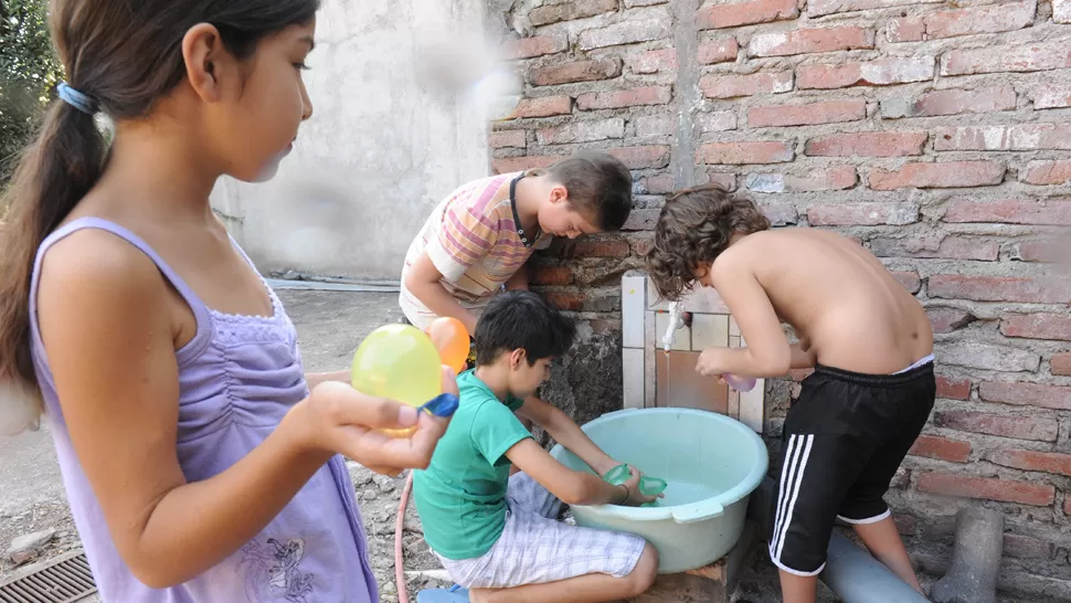 HA LLEGADO EL CARNAVAL. Jugar con agua no será una mala idea para hacerle frente a las altas temperaturas. LA GACETA / FOTO DE OSVALDO RIPOLL