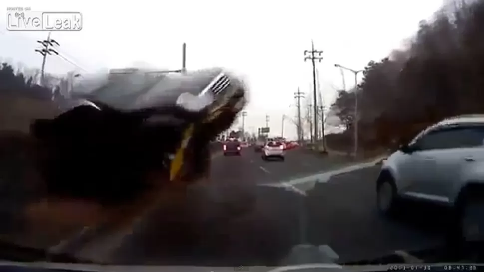 BRUTAL. La camioneta apareció sorpresivamente tras impactar contra la banquina. CAPTURA DE VIDEO