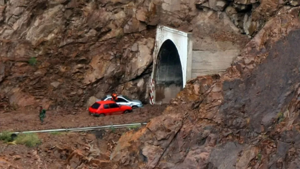 BARADOS. Las constantes lluvias ocasionaron grandes desprendimientos de barro y piedras. FOTO TOMADA DIARIOUNO