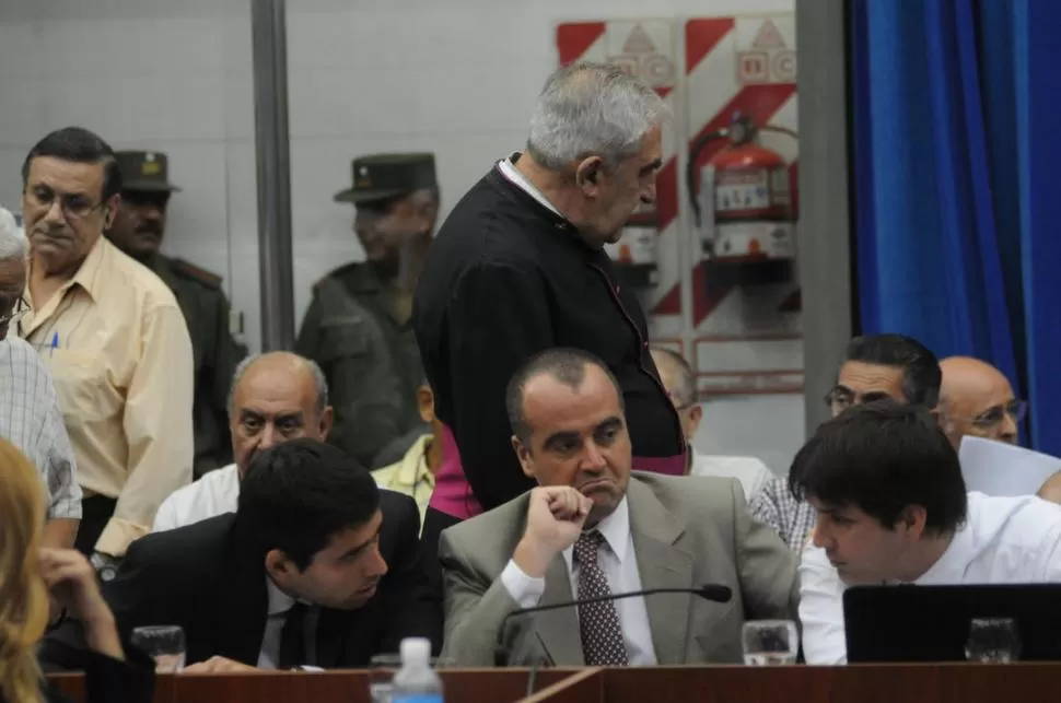 INÉDITO. José Mijalchyk (de pie), el primer sacerdote juzgado en Tucumán. LA GACETA / FOTO DE INéS QUINTEROS ORIO