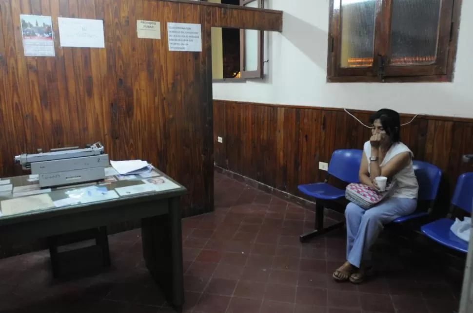 ANGUSTIA. María Robles aguardó toda la tarde y la noche que autorizaran el regreso de su hija a Tucumán. LA GACETA / FOTO DE INéS QUINTEROS ORIO (ENVIADA ESPECIAL)