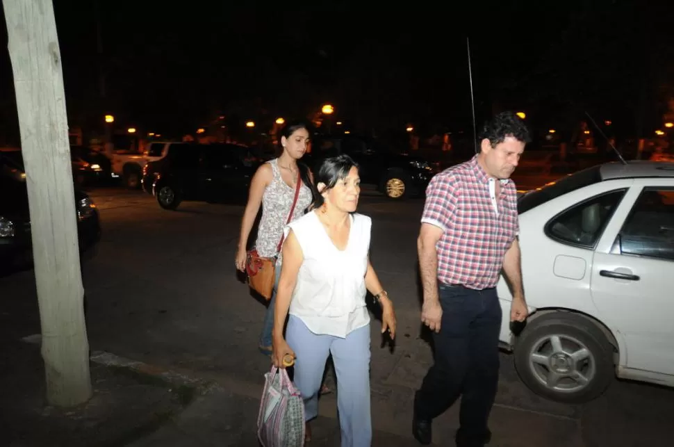 CONTENIDA. Durante todo el día, María Robles recibió el apoyo del comisario Julio Fernández y el equipo de la división Trata de Personas de Tucumán. LA GACETA / FOTO DE INéS QUINTEROS ORIO (ENVIADA ESPECIAL)