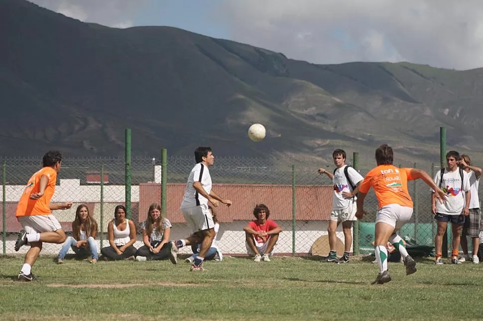 DESLUMBRANTE. A la magia de las gambetas sólo hay una cosa que puede ganarle: el encanto de las montañas tafinistas.  