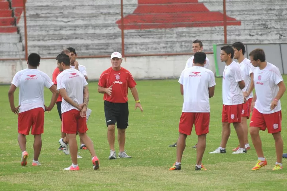 COMPLICADÍSIMOS. Ramacciotti (que hoy definirá su futuro en el equipo) y sus jugadores, pasan el peor momento, que se desencadenó luego de la caída en Córdoba. 