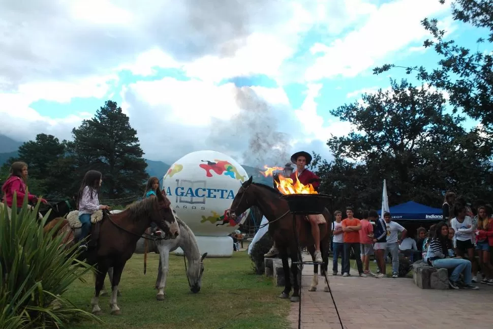 FUEGO OLÍMPICO. Francisco Padrós portó la antorcha olímpica y se trasladó en un caballo. FOTO GENTILEZA DE MARCO AVELLANEDA